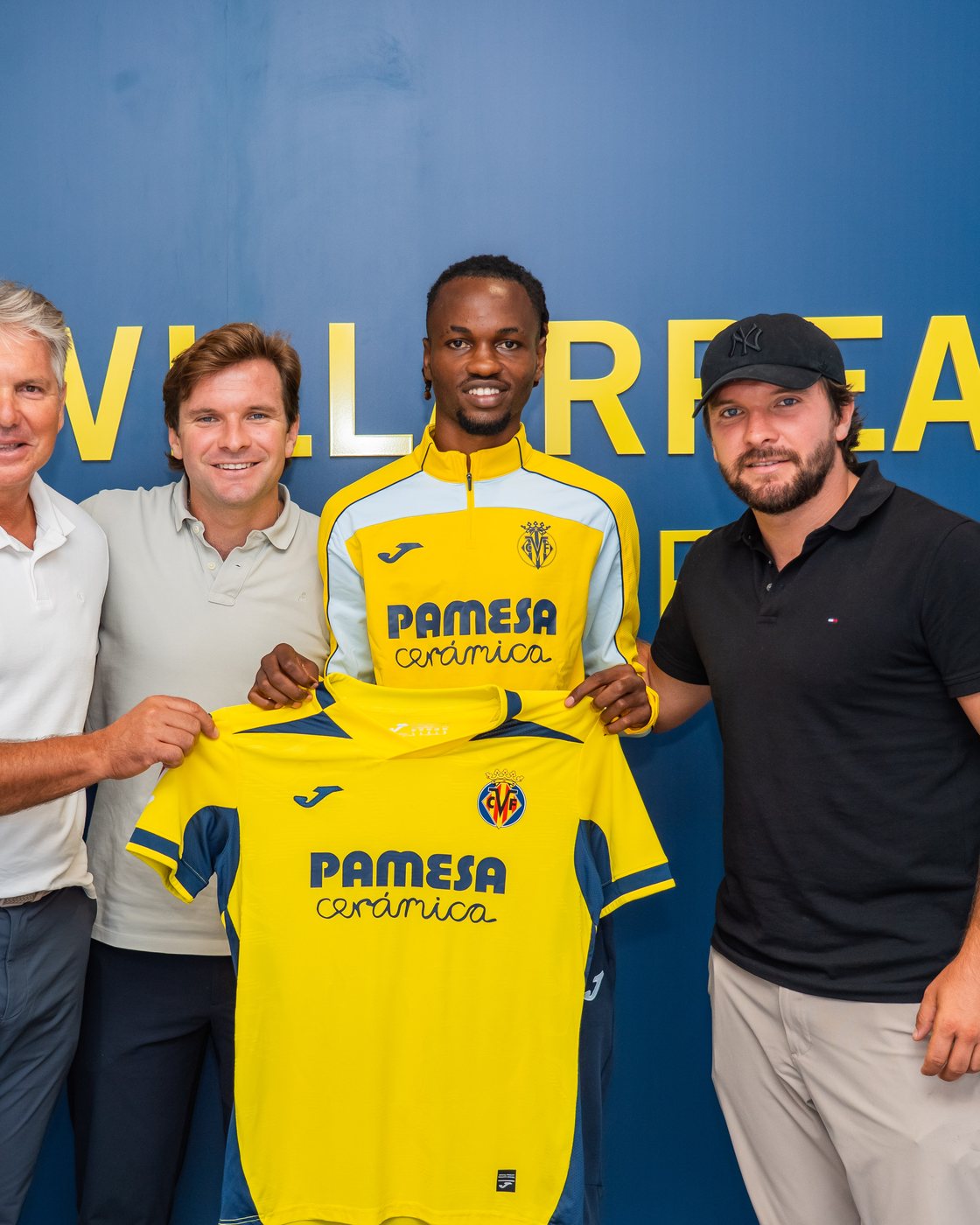 Wahabu Musah firmando con el Villarreal CF