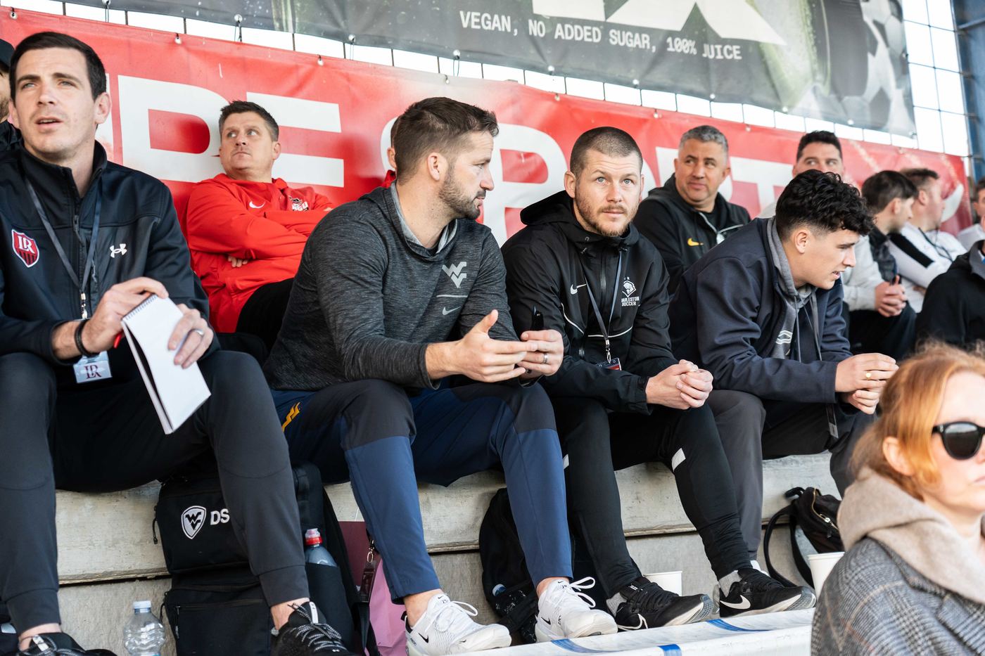 Ojeadores siguiendo el partido en el ETURE Showcase