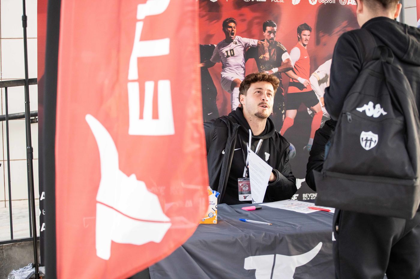 Bandera y equipo de ETURE en el Showcase