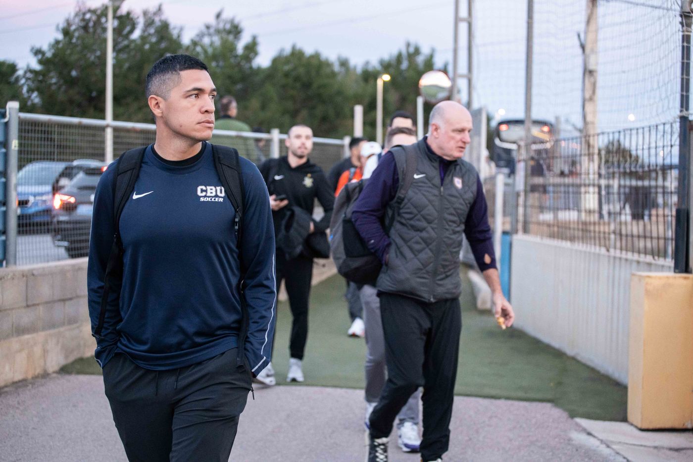 Entrenadores recorriendo el campo en el ETURE Showcase